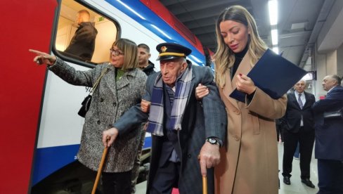 VUČIĆ MU ISPUNIO ŽELJU: Deka Vukosav od 106 godina najstariji putnik u brzom vozu za Suboticu (VIDEO) VUČIĆ MU ISPUNIO ŽELJU: Deka Vukosav od 106 godina najstariji putnik u brzom vozu za Suboticu (VIDEO)