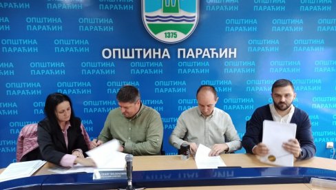 KUĆE ZA ALEKSU I SAŠU: U Opštini Paraćin potpisani kupoprodajni ugovori (FOTO)