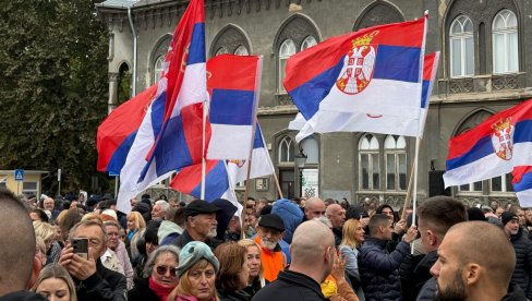 NOVOSTI NA LICU MESTA: Građani sa trobojkama čekaju brzi voz i predsednika Vučića (FOTO) NOVOSTI NA LICU MESTA: Građani sa trobojkama čekaju brzi voz i predsednika Vučića (FOTO)