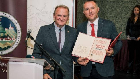 „OKTOBARSKA NAGRADA POLJOPRIVREDNOJ ŠKOLI „VRŠAC“: Prestižno priznanje uručeno na godišnjicu oslobođenja grada „OKTOBARSKA NAGRADA POLJOPRIVREDNOJ ŠKOLI „VRŠAC“: Prestižno priznanje uručeno na godišnjicu oslobođenja grada