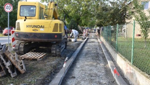 NOVI TROTOAR U BELEGIŠKOJ: Putari rade na zemunskim saobraćajnicama NOVI TROTOAR U BELEGIŠKOJ: Putari rade na zemunskim saobraćajnicama
