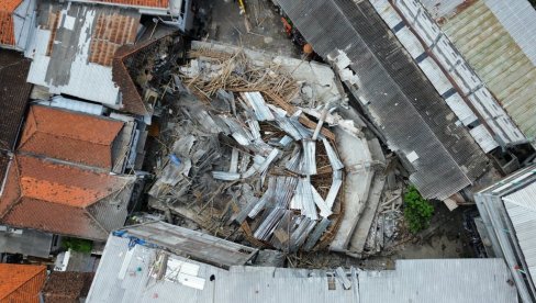 SRUŠILA SE ŠKOLA DOK SU SE DECA MOLILA, A ZEMLJOTRES DODATNO OTEŽAO POTRAGU: 49 nestalo, 17 poginulo u Indoneziji (FOTO/VIDEO) SRUŠILA SE ŠKOLA DOK SU SE DECA MOLILA, A ZEMLJOTRES DODATNO OTEŽAO POTRAGU: 49 nestalo, 17 poginulo u Indoneziji (FOTO/VIDEO)