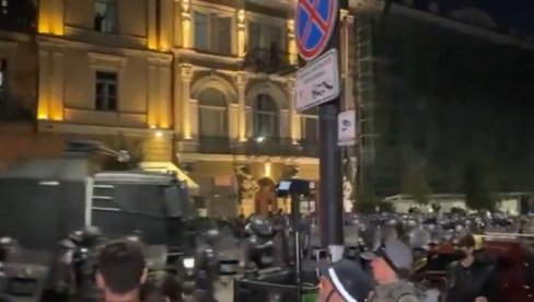 POLICIJA VODENIM TOPOVIMA TERA BLOKADERE: Pale ruske zastave, a pozivaju na mirnu revoluciju (FOTO/VIDEO)