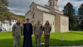 ZAHVALNOST KFOR-u NA ZAŠTITI MANASTIRA: Delegacija Nato-a posetila manastir Visoki Dečani