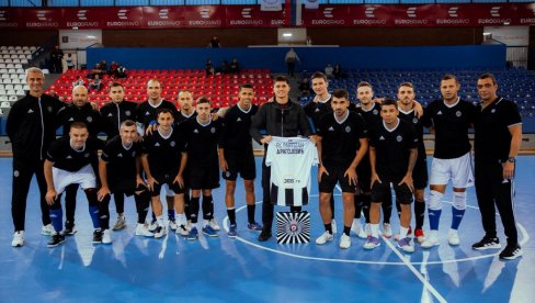 CRNO-BELA PORODICA: Kapiten FK Partizan posetio futsal ekipu pred odlazak na okupljanje U21 reprezentacije CRNO-BELA PORODICA: Kapiten FK Partizan posetio futsal ekipu pred odlazak na okupljanje U21 reprezentacije