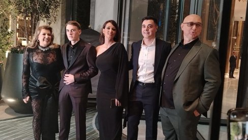 KOMPLETNA PORODICA NA OKUPU: Tašketova ćerka iz prvog braka Jelena se po prvi put pojavila u javnosti, tu su Viki, slavljenik Andrej i Nermin KOMPLETNA PORODICA NA OKUPU: Tašketova ćerka iz prvog braka Jelena se po prvi put pojavila u javnosti, tu su Viki, slavljenik Andrej i Nermin