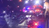 LJUDI GOLIM RUKAMA DIZALI DELOVE SMRSKANE LETELICE DA IZVUKU ŽRTVE:  Helikopter pao na autoput u Sakramentu među automobile (VIDEO)