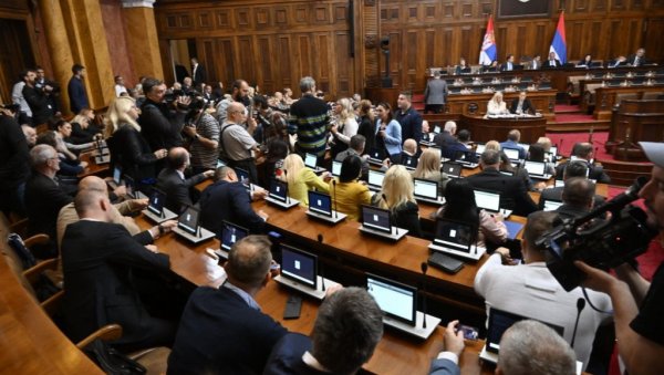 СКУПШТИНА СРБИЈЕ Бакарец о Бачулову: Хоће ли Тужилаштво у Новом Саду испитати шокантан снимак-шта је радио код надстрешнице 3 сата пре пада?