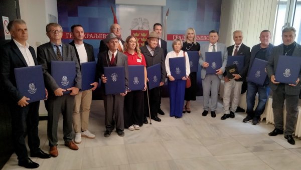 СВЕЧАНОМ СЕДНИЦОМ СКУПШТИНЕ ОБЕЛЕЖЕНИ КРАЉЕВДАН И ДАН ГРАДА   Награде за заслуге