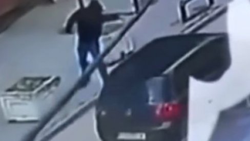SAČEKUŠA USRED BELA DANA, RANJEN POLITIČAR: Muškarac čeka da automobil priđe, izvlači pištolj i rešeta (VIDEO) SAČEKUŠA USRED BELA DANA, RANJEN POLITIČAR: Muškarac čeka da automobil priđe, izvlači pištolj i rešeta (VIDEO)