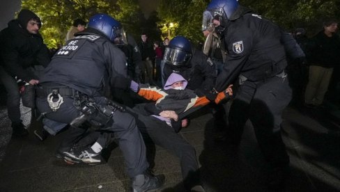 UDARAJU PESNICAMA U GLAVU, TUKU, BACAJU NA ZEMLJU: Brutalnost nemačke policije na delu - ovako se obračunavaju sa demonstrantima (VIDEO) UDARAJU PESNICAMA U GLAVU, TUKU, BACAJU NA ZEMLJU: Brutalnost nemačke policije na delu - ovako se obračunavaju sa demonstrantima (VIDEO)
