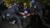 UDARAJU PESNICAMA U GLAVU, TUKU, BACAJU NA ZEMLJU: Brutalnost nemačke policije na delu - ovako se obračunavaju sa demonstrantima (VIDEO)