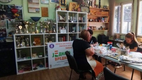 UDRUŽENJE DISTROFIČARA POMORAVSKOG OKRUGA: Izrađivali nakit od epoksi smole (FOTO) UDRUŽENJE DISTROFIČARA POMORAVSKOG OKRUGA: Izrađivali nakit od epoksi smole (FOTO)