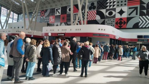 U BRZOM VOZU ZA SUBOTICU NEMA MESTA NI ZA IGLU: Građani popunili prve polaske, ali ostalo je još mesta za besplatne vožnje do nedelje U BRZOM VOZU ZA SUBOTICU NEMA MESTA NI ZA IGLU: Građani popunili prve polaske, ali ostalo je još mesta za besplatne vožnje do nedelje