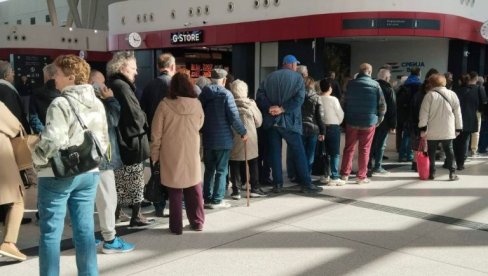 GRAĐANI ODUŠEVLJENI: Čekaju da se ukrcaju na brzi voz Beograd-Subotica (VIDEO)