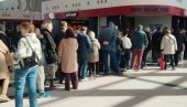 GRAĐANI ODUŠEVLJENI: Čekaju da se ukrcaju na brzi voz Beograd-Subotica (VIDEO)