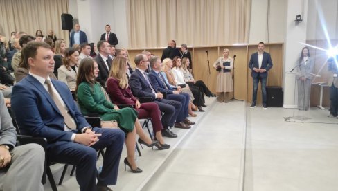 MACUT I MESAROVIĆ DODELJUJU REŠENJA DOMAĆIM KOMPANIJAMA U LOŽIONICI: Stižu subvencije za porodične kompanije i mlade
