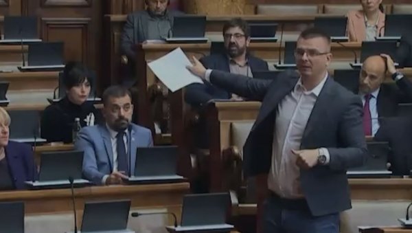 АЈДЕ ПРВО ЛЕПО ВИ СЕДИТЕ НА ВАШЕ МЕСТО Ана Бранбић чак три пута послала Милоша Парандиловића у кућицу