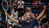 КАКАВ МЕЧ У ШАНГАЈУ: Медведев коначно победио Американца, после велике борбе се домогао четвртфинала