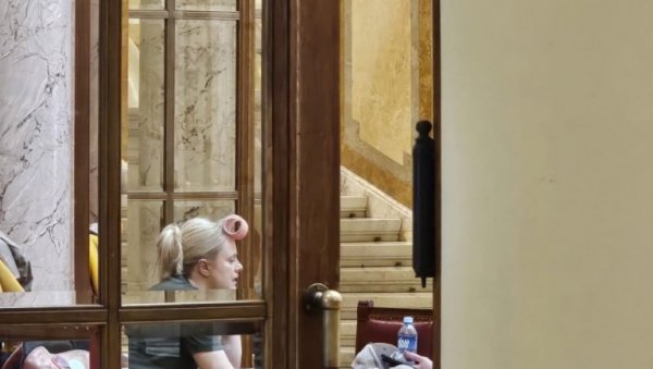 СРАМНА СЛИКА ИЗ СКУПШТИНЕ: Жаклина прави фризерај од парламента - невиђена брука СРАМНА СЛИКА ИЗ СКУПШТИНЕ: Жаклина прави фризерај од парламента - невиђена брука