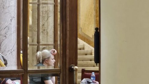 SRAMNA SLIKA IZ SKUPŠTINE: Žaklina pravi frizeraj od parlamenta - neviđena bruka