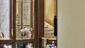 SRAMNA SLIKA IZ SKUPŠTINE: Žaklina pravi frizeraj od parlamenta - neviđena bruka