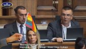 ХИТ СНИМАК ИЗ СКУПШТИНЕ: Брнабић, Парандиловић и геј афера (ВИДЕО)