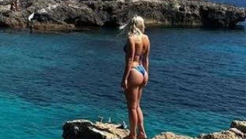 GORI INTERNET! Skinula se srpska teniserka i bacila muškarce u trans (FOTO) GORI INTERNET! Skinula se srpska teniserka i bacila muškarce u trans (FOTO)