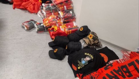 УХАПШЕН МУШКАРАЦ ИЗ АЛБАНИЈЕ, КОМБИ МУ БИО ПУН ОВК СИМБОЛА: Заплењени реквизити планирани за фудбалску утакмицу Србија-Албанија (ФОТО)