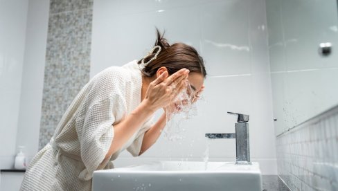 5 PRVILA VEČERNJE NEGE LICA: Put do blistave kože