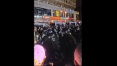 RAJSNEROVA ZAVRŠILA S MODRICAMA: Policija udarila na blokadere u Berlinu (VIDEO) RAJSNEROVA ZAVRŠILA S MODRICAMA: Policija udarila na blokadere u Berlinu (VIDEO)