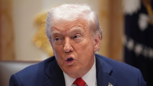 ТРАМП ДОБИО ПИТАЊЕ, А ОНДА ШОК: Ово је једна од најгорих новинарки које ћете икада видети (ВИДЕО) ТРАМП ДОБИО ПИТАЊЕ, А ОНДА ШОК: Ово је једна од најгорих новинарки које ћете икада видети (ВИДЕО)
