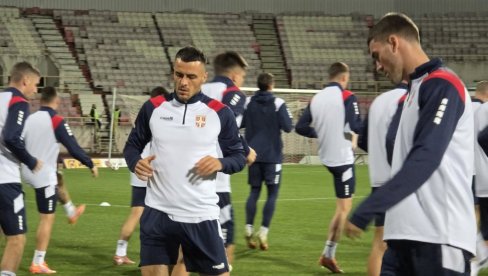 DA LI JE ON TAJNO ORUŽJE SRBIJE?! Jedan igrač posebno raspoložen na treningu pred Albaniju (VIDEO) DA LI JE ON TAJNO ORUŽJE SRBIJE?! Jedan igrač posebno raspoložen na treningu pred Albaniju (VIDEO)