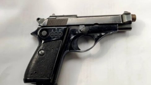 DOLIJAO MUŠKARAC KOJI JE RAZBIO VRATA PROSTORIJA SNS-A U BEOGRADU: Policija mu pronašla pištolj sa metkom u cevi DOLIJAO MUŠKARAC KOJI JE RAZBIO VRATA PROSTORIJA SNS-A U BEOGRADU: Policija mu pronašla pištolj sa metkom u cevi