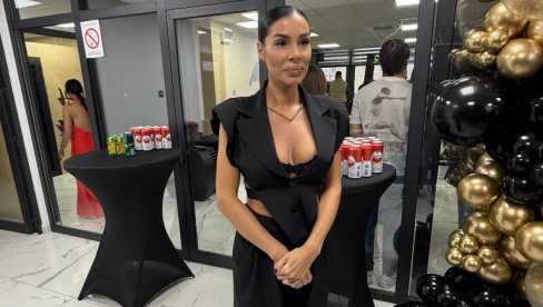 OBA POSLA SE RADE SA VELIKIM ODRICANJEM: Mia Borisavljević o muzici, fitnesu i trajanju na scenu (FOTO) OBA POSLA SE RADE SA VELIKIM ODRICANJEM: Mia Borisavljević o muzici, fitnesu i trajanju na scenu (FOTO)