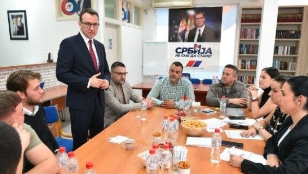 ПЕТКОВИЋ ПОСЕТИО ОПШТИНСКИ ОДБОР СНС НА ПАЛИЛУЛИ: Хвала нашим активистима који итекако брину за наш народ на Kосову и Метохији ПЕТКОВИЋ ПОСЕТИО ОПШТИНСКИ ОДБОР СНС НА ПАЛИЛУЛИ: Хвала нашим активистима који итекако брину за наш народ на Kосову и Метохији