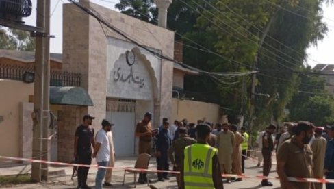 UPAO SA PIŠTOLJEM U HRAM TOKOM MOLITVE I RANIO ŠESTORO: Pakistan sumnja da ova grupa stoji iza terorističkog napada (FOTO/VIDEO) UPAO SA PIŠTOLJEM U HRAM TOKOM MOLITVE I RANIO ŠESTORO: Pakistan sumnja da ova grupa stoji iza terorističkog napada (FOTO/VIDEO)