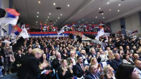 ВЕЛИКИ ЗАВРШНИ МИТИНГ СРПСКЕ ЛИСТЕ У ЗВЕЧАНУ: Хиљаду Срба у сали поносно носе спрске тробојке (ФОТО) ВЕЛИКИ ЗАВРШНИ МИТИНГ СРПСКЕ ЛИСТЕ У ЗВЕЧАНУ: Хиљаду Срба у сали поносно носе спрске тробојке (ФОТО)