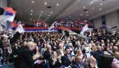 ВЕЛИКИ ЗАВРШНИ МИТИНГ СРПСКЕ ЛИСТЕ У ЗВЕЧАНУ: Хиљаду Срба у сали поносно носе спрске тробојке (ФОТО)