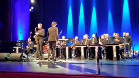 UVERTIRA ZA OVACIJE PUBLIKE: Nastupom Big benda RTV Slovenija i kvarteta Bireli Legrina, počeo 27. Novosadski džez festival UVERTIRA ZA OVACIJE PUBLIKE: Nastupom Big benda RTV Slovenija i kvarteta Bireli Legrina, počeo 27. Novosadski džez festival