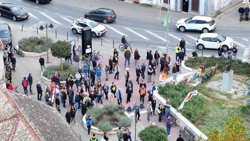 NAŽALOST, ISTORIJA NAS NIŠTA NIJE NAUČILA: Za blokadere ne postoji niko do njih samih, koji žele da vode i uređuju ovu državu...