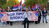 ДЕКА ЗАСВИРАО ФРУЛУ: Подршка народу на КиМ у Бору (ВИДЕО) ДЕКА ЗАСВИРАО ФРУЛУ: Подршка народу на КиМ у Бору (ВИДЕО)
