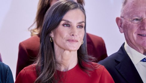 KRALJICA LETICIJA U JESENJOJ ELEGANCIJI: Održala čas mode za Nacionalni dan Španije (FOTO)