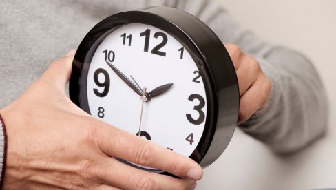 KADA POČINJE ZMISKO RAČUNANJE VREMENA? Sat se pomera unazad, a već bi trebalo da se pripremamo
