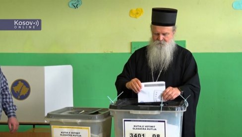 ЛОКАЛНИ ИЗБОРИ НА КиМ: Митрополит рашко-призренски Теодосије гласао у Грачаници