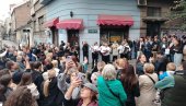 BEOGRAĐANI SE OPRAŠTAJU OD HALIDA BEŠLIČA: Narod se skupio u Skadarliji da oda počast kralju sevdaha (FOTO)