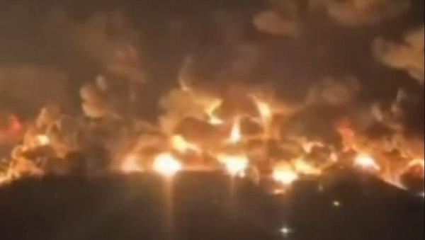 ЕКСПЛОЗИЈЕ НА КРИМУ, УКРАЈИНА ЖЕСТОКО НАПАЛА: Гори највеће руско складиште нафте у Феодосији (ВИДЕО) ЕКСПЛОЗИЈЕ НА КРИМУ, УКРАЈИНА ЖЕСТОКО НАПАЛА: Гори највеће руско складиште нафте у Феодосији (ВИДЕО)