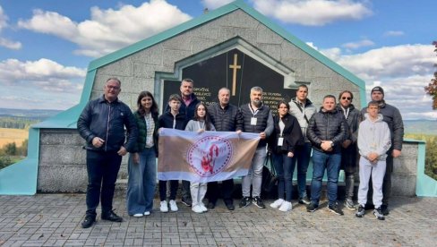 GUSLARI IZ SRBIJE U ČEŠKOJ: Molitva i sveće u Jindrihovicama GUSLARI IZ SRBIJE U ČEŠKOJ: Molitva i sveće u Jindrihovicama