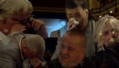 СВИ ЗАПЛАКАЛИ КАД СУ ТО ЧУЛИ Најпотреснији трен комеморације Бешлићу: Тако једноставно, а тако потребно - као брашно, со, топло као Халид