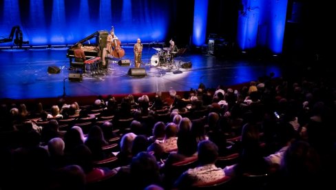 NOVOSAĐANI UŽIVALI U MAGIJI DŽEZ IMPROVIZACIJE : Završen 27. Novosadski džez festival u Srpskom narodnom pozorištu NOVOSAĐANI UŽIVALI U MAGIJI DŽEZ IMPROVIZACIJE : Završen 27. Novosadski džez festival u Srpskom narodnom pozorištu